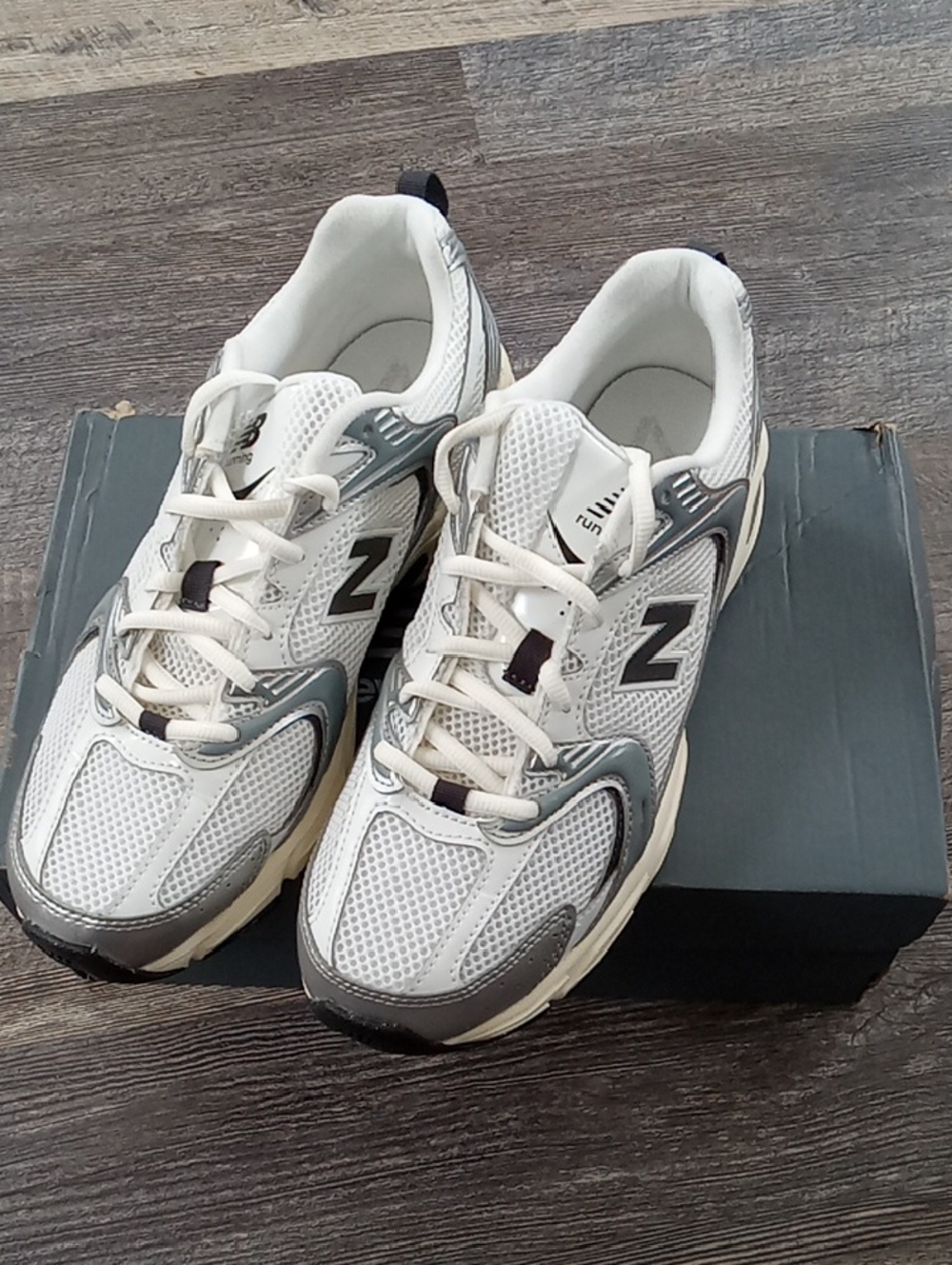 New Balance Unisex Sneakers-LIKE NEW